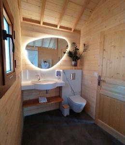 La cabane au bain perché的一间带水槽和卫生间的浴室