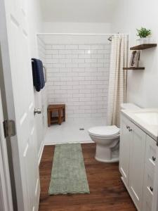 凤凰城Tiny home rentals near Ft Moore的白色的浴室设有卫生间和水槽。