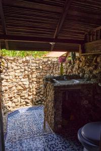 努基Casa Balae的石质浴室设有水槽和石墙