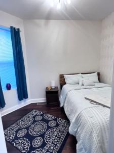 芝加哥Simplified Living Space的一间卧室设有两张靠窗的床。