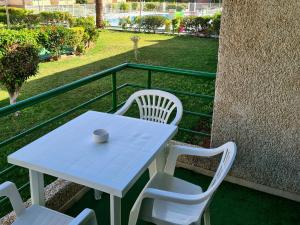美洲海滩Viñas by Villas Rinamar的阳台上配有白色的桌椅