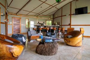 蒙泰韦尔德哥斯达黎加Moon Wonders Vacation House的客厅配有木制家具和桌椅