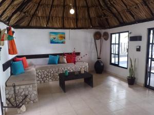 BoxolCasa GAMA-Playa ORILLA DEL MAR, Beach and Town的客厅配有沙发和桌子