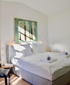 奥佩德LASUITE Domaine Bertuli, heated Pool, Aircon的卧室配有带毛巾的大型白色床