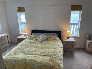 勒威克Wasterview, Central Mainland, Ideal base的一间卧室配有带2个床头柜和2个窗户的床