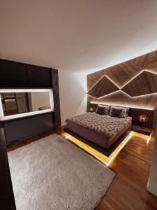 别拉什尼察Inverno Apartments Bjelašnica的一间卧室配有一张大床和镜子