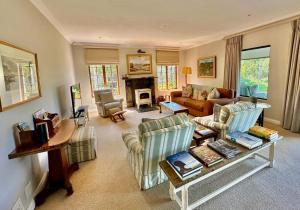 诺丁汉路Bourne View的客厅配有沙发和桌子