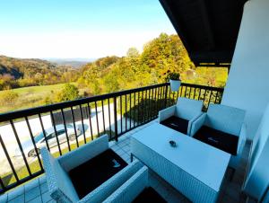 图兹拉Lexor Holiday Home的设有一个配有桌椅并享有美景的阳台。