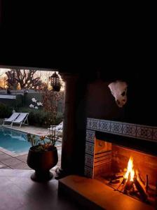 伯诺尼The Minimalist Hide away的带壁炉的客厅和游泳池