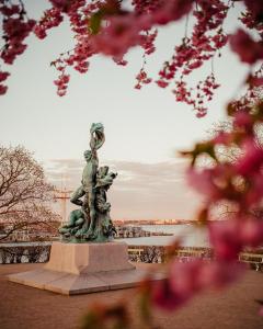 赫尔辛基Charming Central Apartment Helsinki的公园里的雕像,花粉红色