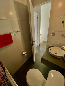 瓦尔帕莱索MatiloftYungay的一间带卫生间和水槽的浴室