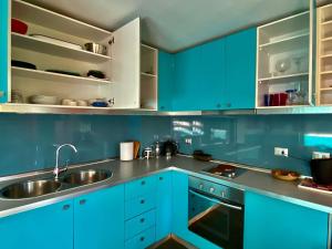瓦尔帕莱索MatiloftYungay的厨房配有蓝色橱柜和水槽