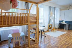 奥芬巴赫Loft House 170qm, Central, Own Garden, Parking lot的客房设有一张高架床、一张桌子和一张桌子。