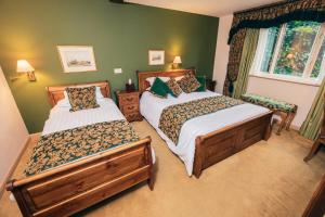 Yaxley小客栈酒店的一间卧室设有两张床和窗户。