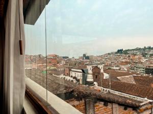 基多安达卢斯露台酒店的从窗户可欣赏到城市美景