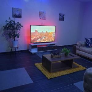 莱基ORCHID House Stylish 3BDR Terrace Duplex Free WiFi DSTV的客厅配有平面电视和沙发。
