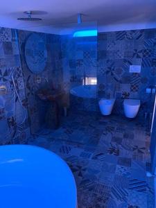 卡塔尼亚SUITE Nobile的一间带两个水槽、一个浴缸和两个卫生间的浴室