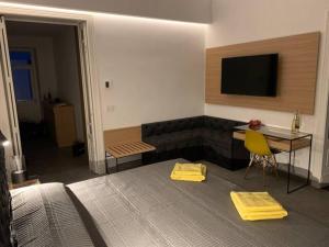 卡塔尼亚SUITE Nobile的一间卧室配有一张床、一张书桌和一台电视