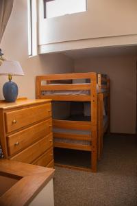 科帕利斯比奇Surfcrest Resort的一间卧室配有一张双层床、一张桌子和一张双层床。
