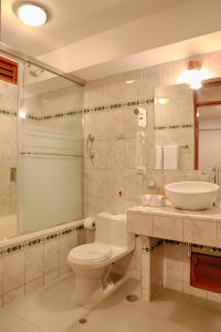 库斯科Munay Wasi Inn的浴室配有卫生间、盥洗盆和淋浴。