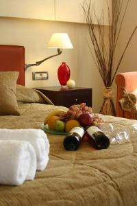 纳夫普利翁亚历山德罗精品酒店的在酒店房间床上堆水果