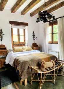 塔菲德尔瓦勒Castillo de Piedra Tafi del Valle的一间卧室配有一张大床和木制床头板