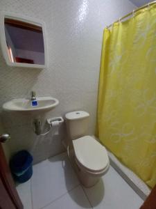 莱蒂西亚Hotel CHAFO的浴室配有白色卫生间和盥洗盆。