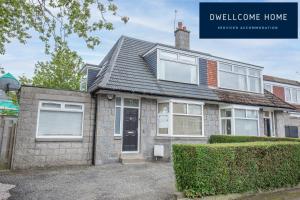 阿伯丁Dwellcome Home Ltd 5 Bed 2 and half Bath Aberdeen House - see our site for assurance的砖屋,屋顶