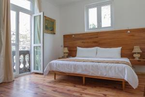 墨西哥城NaNa Vida CDMX的一间卧室配有一张大床和木制床头板
