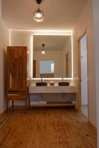 墨西哥城NaNa Vida CDMX的一间带水槽和大镜子的浴室