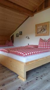 阿布特瑙Apartment Eckstoa的木制客房内的一张大木床