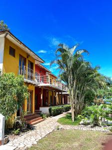 JobalHotel Punta Franca的前面有棕榈树的房子
