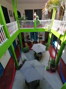 瓜杜阿斯Hostel La Casona 1859的享有带桌子和遮阳伞的天井的顶部景致。