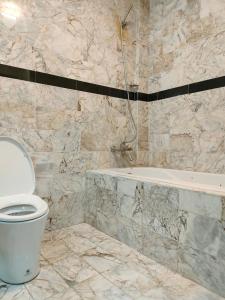 通塞海滩Garden View Resort Tonsai的一间带卫生间和浴缸的浴室