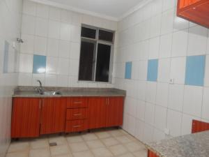 基加利SERENITAS Apartment的厨房设有水槽和窗户。