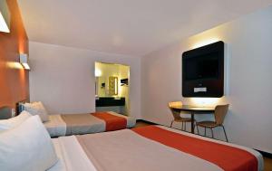 费尔菲尔德纳帕河谷费尔菲尔德6号汽车旅馆的酒店客房设有两张床和一张带电视的桌子。