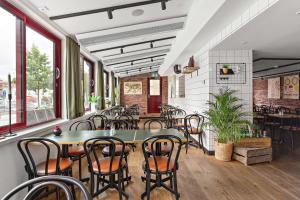 胡迪克斯瓦尔胡迪克贝斯特韦斯特酒店的餐厅设有桌椅和窗户。