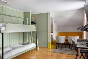胡迪克斯瓦尔胡迪克贝斯特韦斯特酒店的客房设有双层床和桌椅。