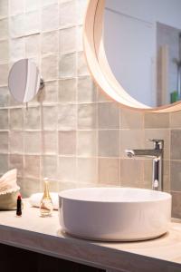 苏尔斯·雷斯·夏尔特Best Western Plus l'Orée Paris Sud的浴室设有白色水槽和镜子
