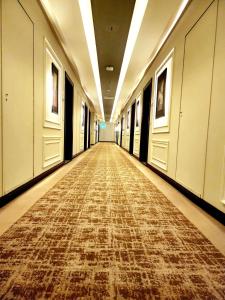 拉合尔Best Western Premier Hotel Gulberg Lahore的建筑里铺着地毯的空走廊