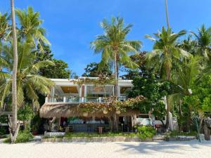 长滩岛乔伊海滩度假村的棕榈树海滩上的酒店