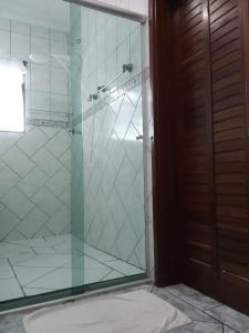 圣塞巴斯蒂安Casa da Fê的浴室内玻璃门玻璃淋浴间