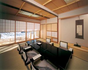Hayakawa西山温泉日式旅馆的一间大房间,里面配有桌椅