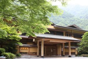 Hayakawa西山温泉日式旅馆的一座山底建筑