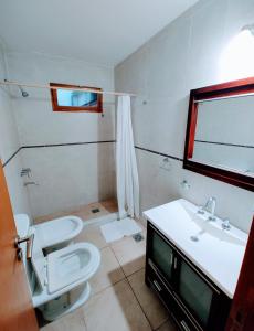 圣拉斐尔Infinity lounge apartment, lujoso, céntrico y amplio的一间带卫生间、水槽和镜子的浴室