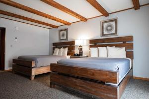 温德姆Hotel Vienna的配有木制家具的酒店客房内的两张床