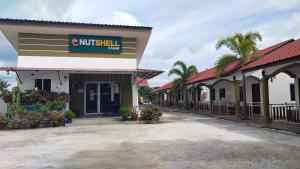 珍南海滩The Nutshell Chalet Langkawi的带有坚果壳标志的建筑