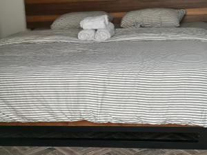 巴拿马城Corcho rooms的床上有两条可移动的毛巾