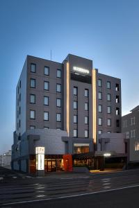 函馆LC Goryokaku Hotel的一座有两座高楼房的城市建筑