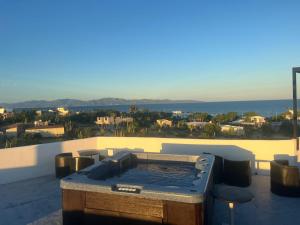 La VentanaCasa Arrecife - Cozy Suite, Fast Wifi & Balcony! Beach is steps away!的海景天井上的热水浴池